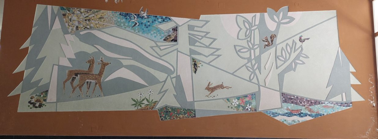 Sgraffito mit Mosaik; Waldmotiv
