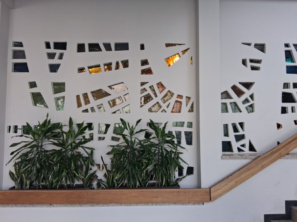 Naila; Rückseite Betonrelief Mittelschule