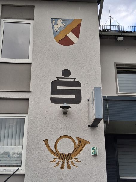 Sgraffiti; Wappen des Ortes, Post, SPK